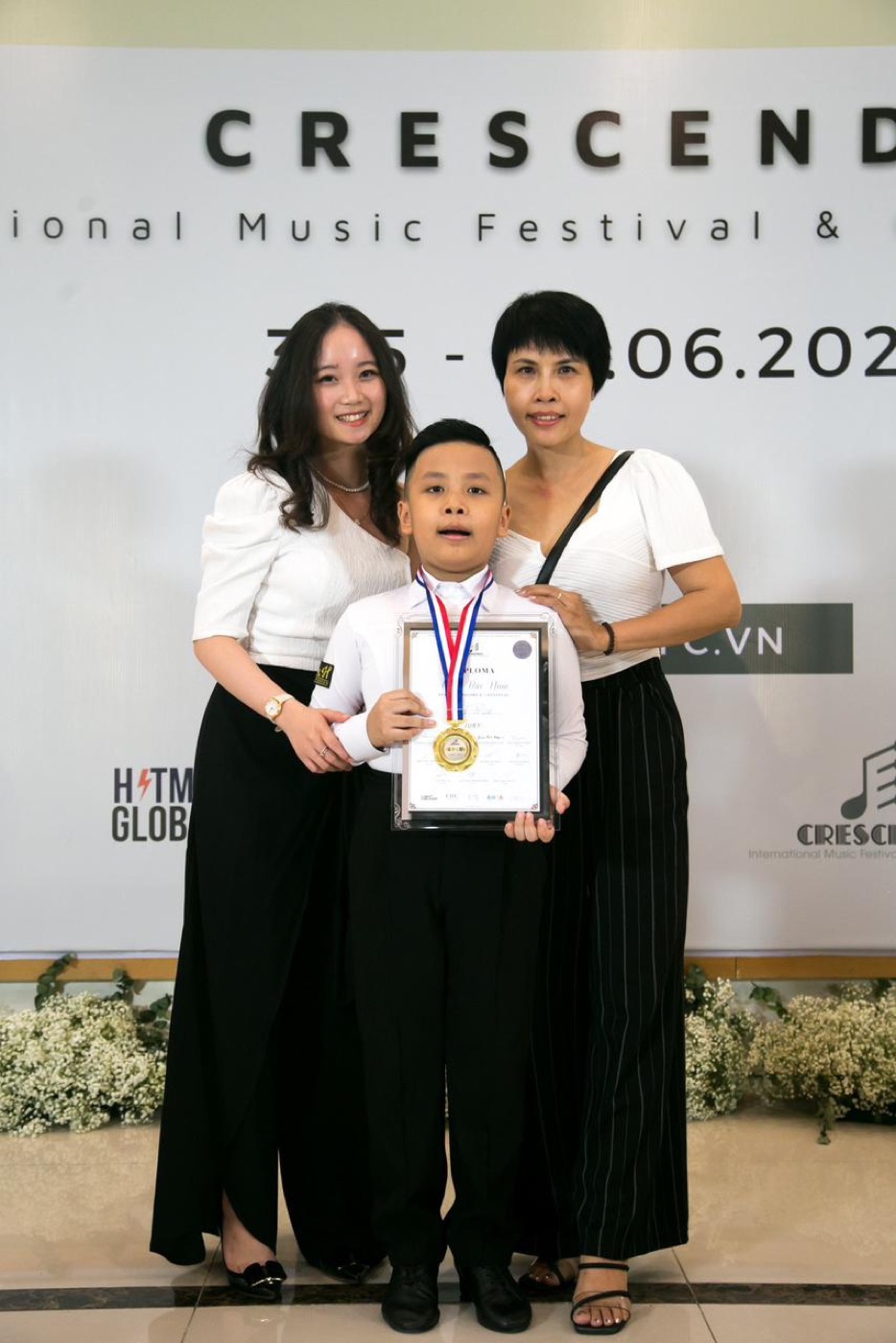 Ms Van with her student, winner of First Prize and a 5,000 Singapore dollar scholarship at Crescendo International 2024, together with his mum